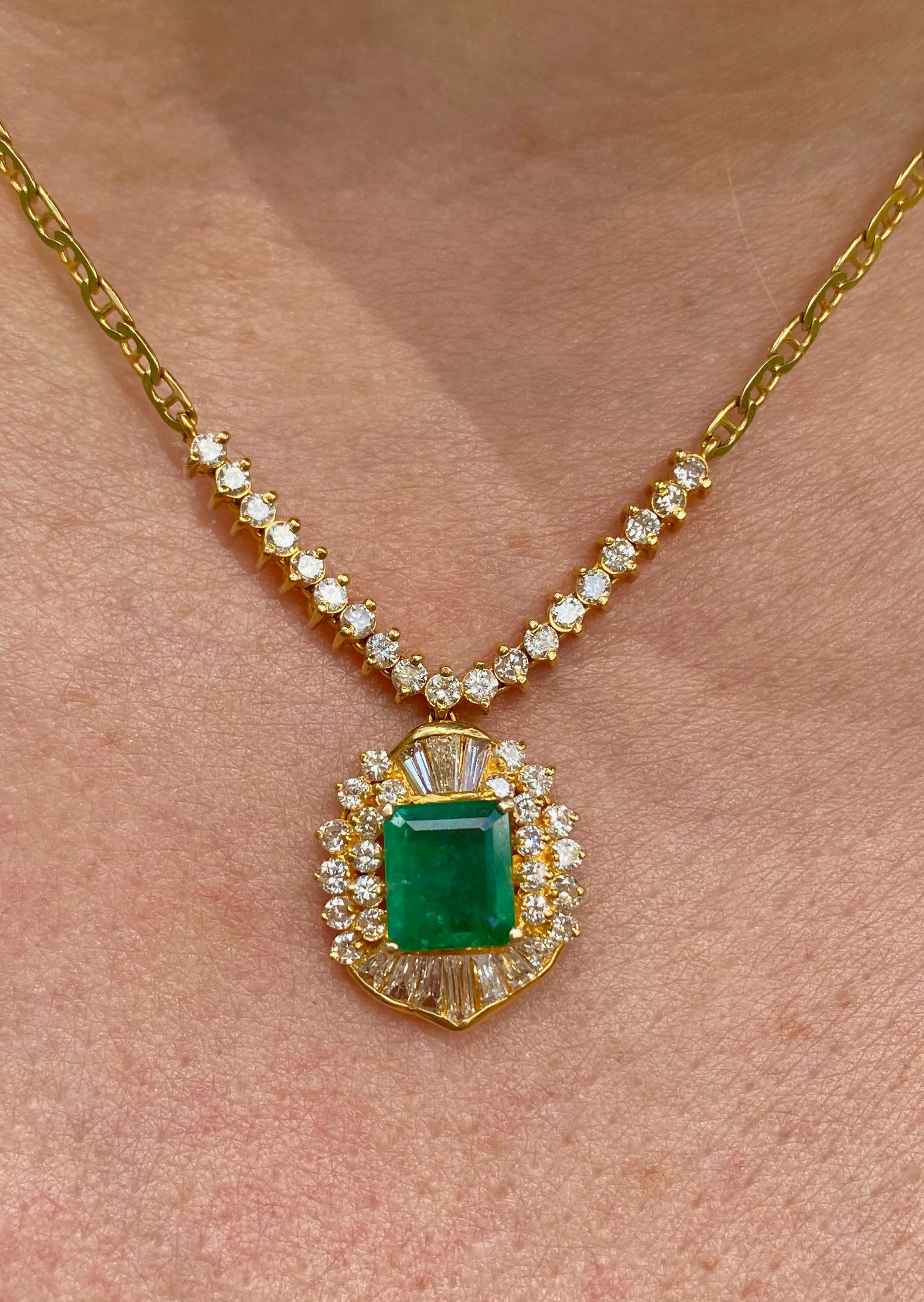 Art Deco Style Natural 1.33 Carat Emerald pendant in 18k solid gold