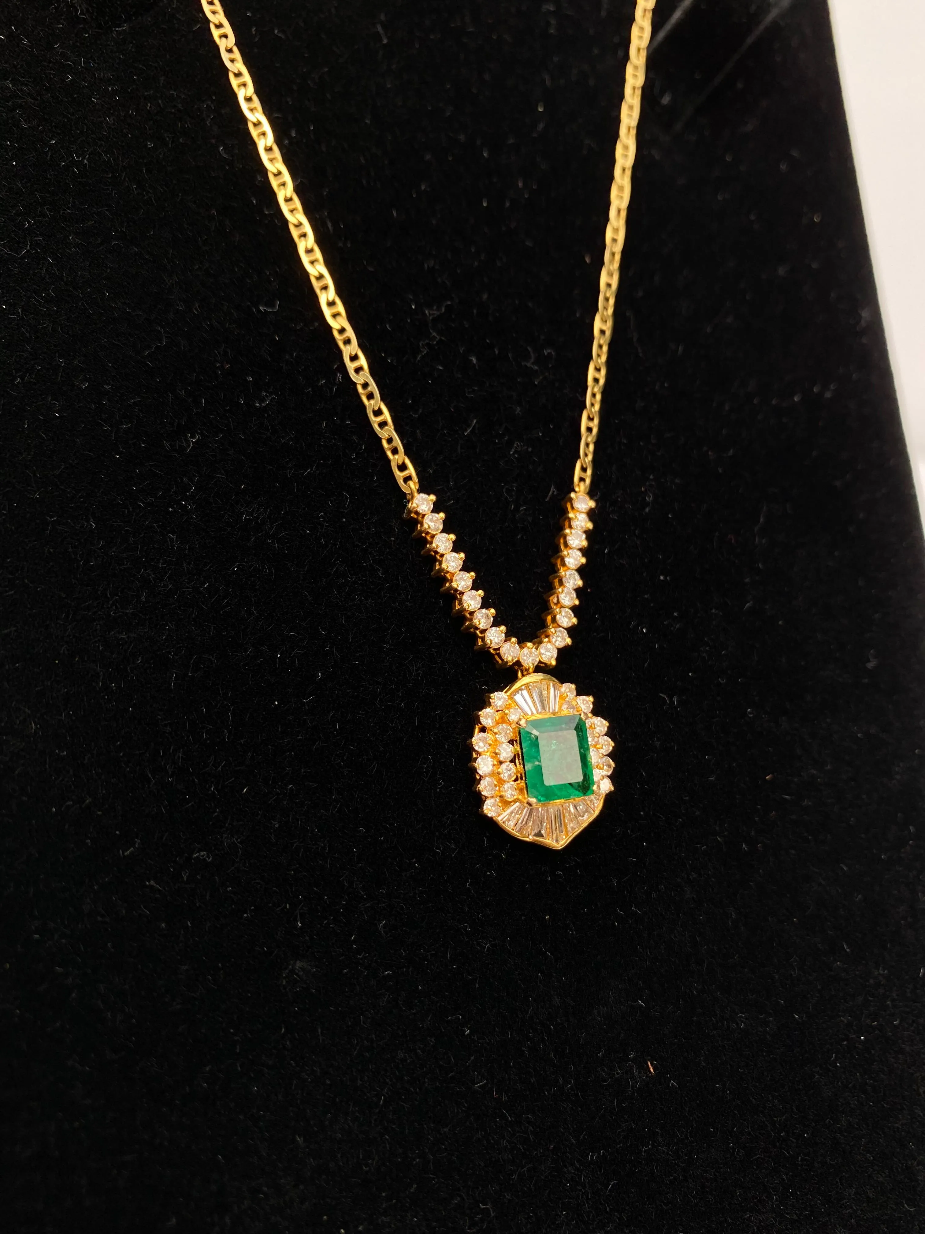 Art Deco Style Natural 1.33 Carat Emerald pendant in 18k solid gold