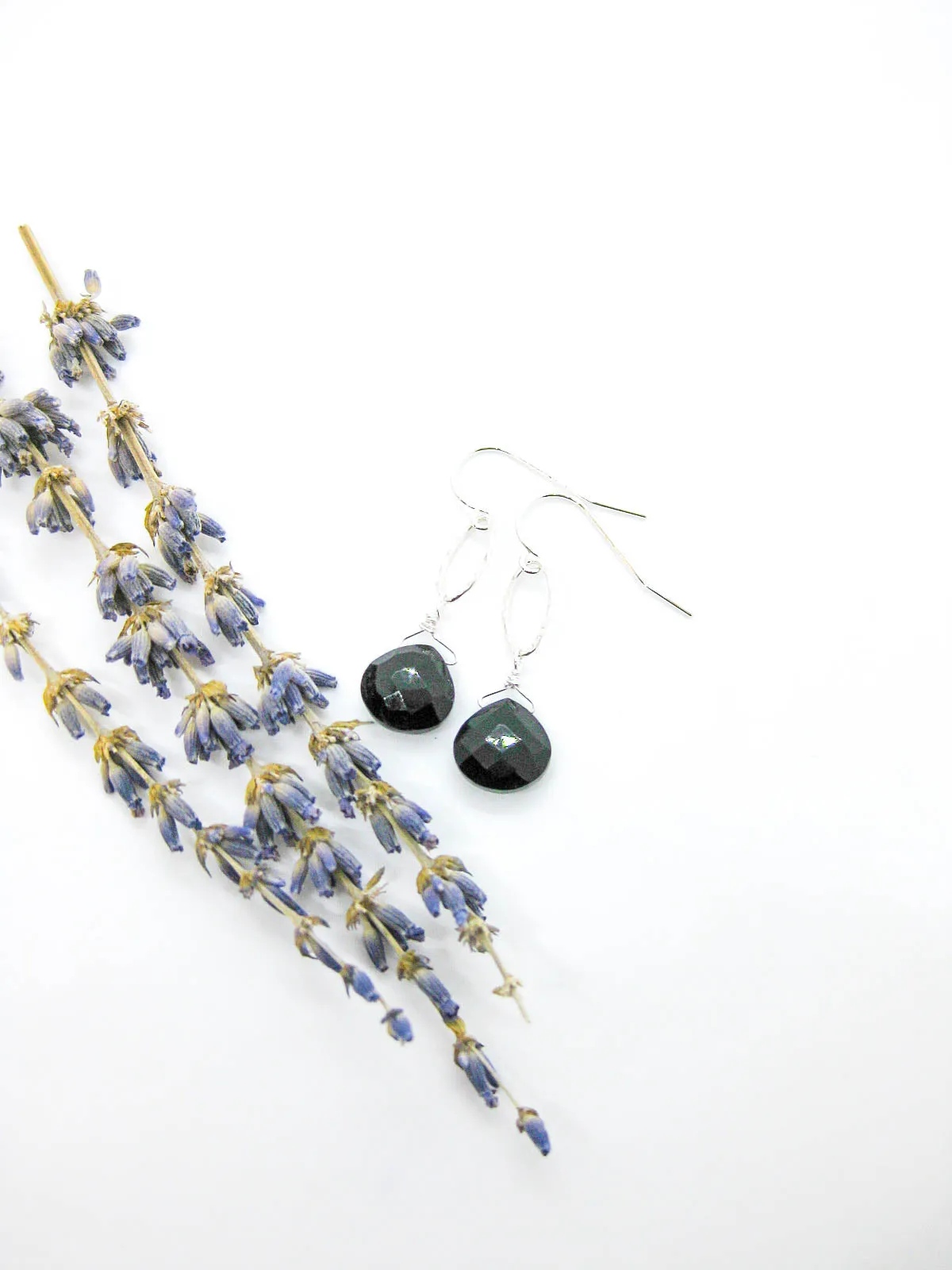 Chrysanthe: Onyx Earrings - e710