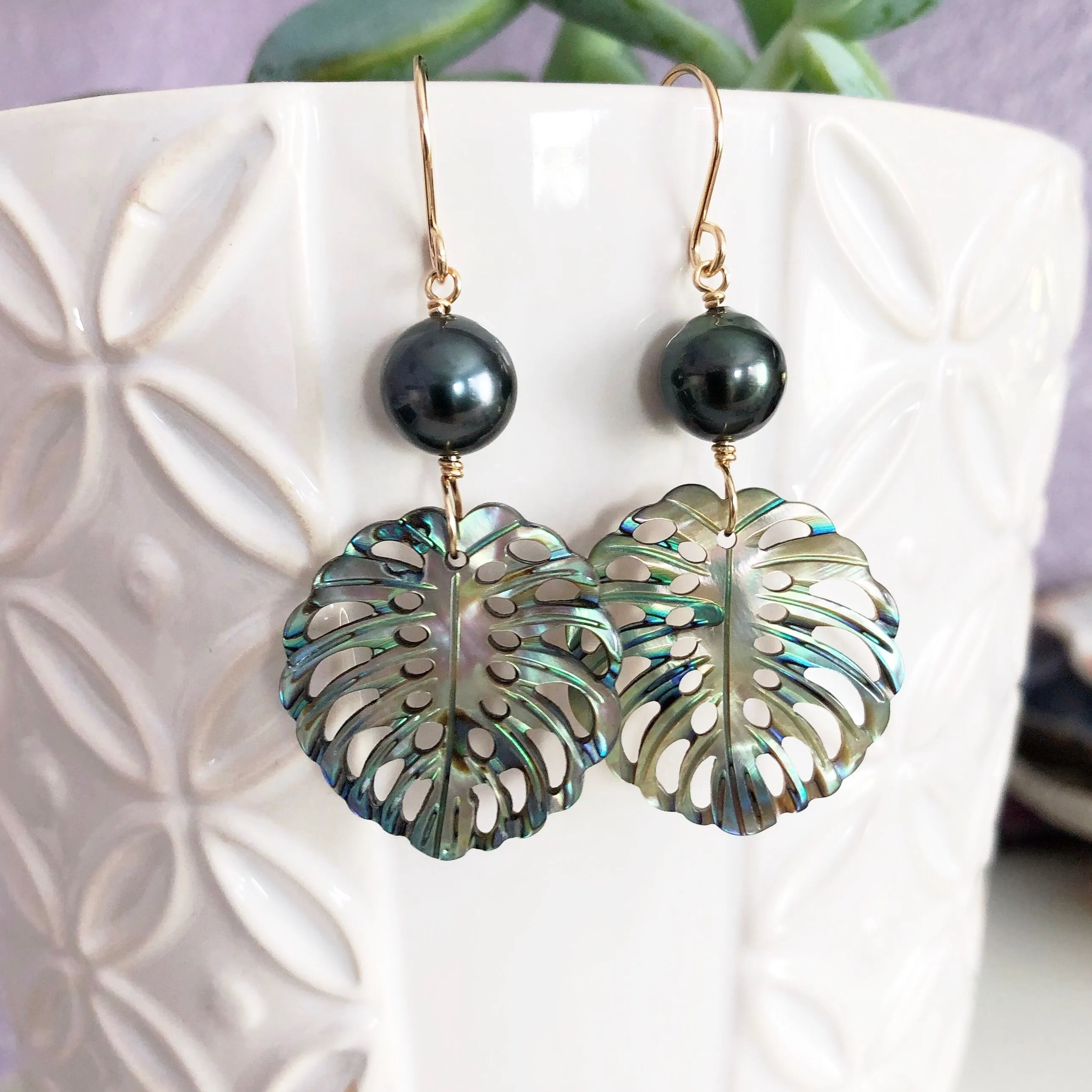 Small Abalone shell monstera earrings - tahitian pearl (E541)