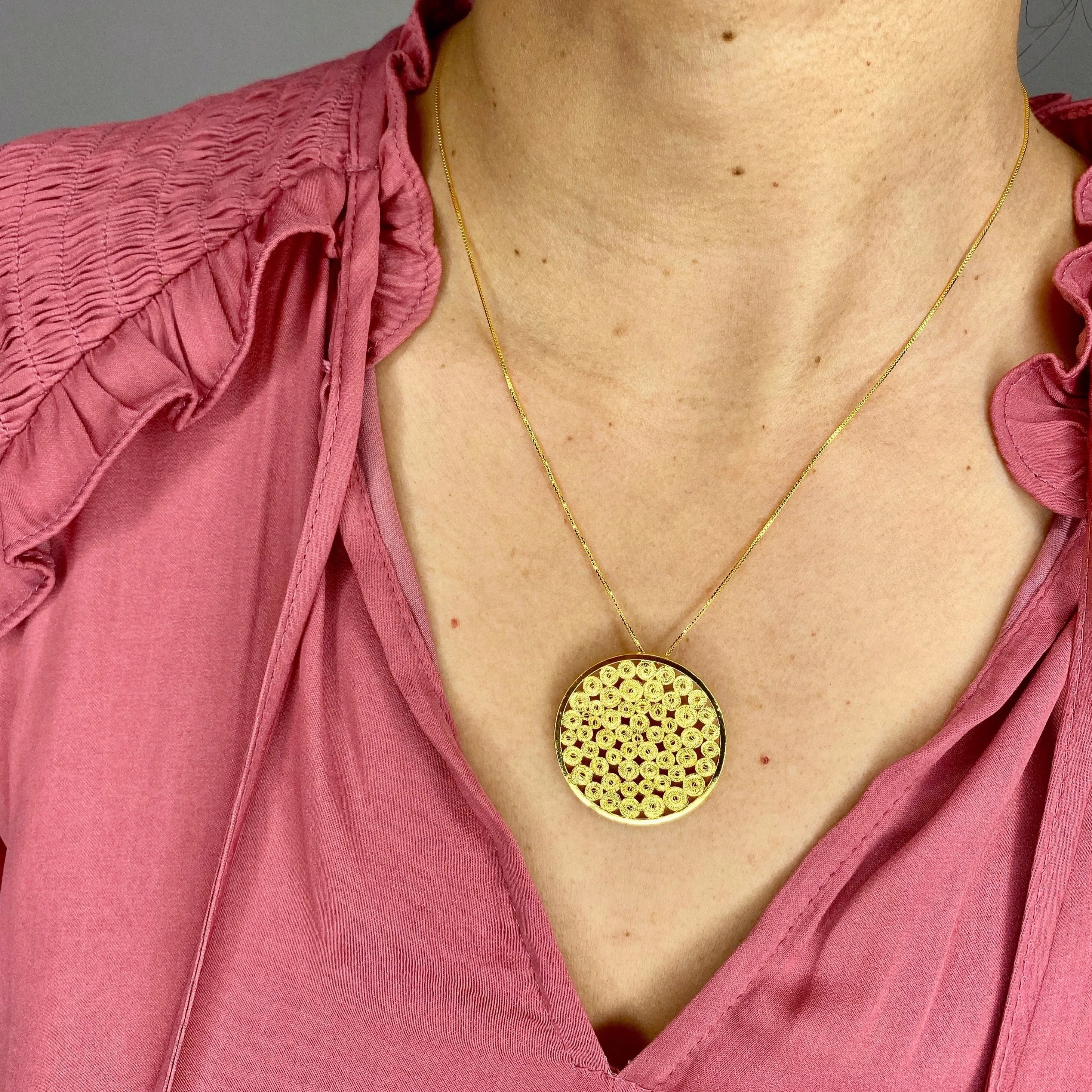 YARA GOLD MEDIUM PENDANT NECKLACE FILIGREE